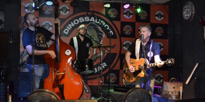 Show da Edu Rocker Trio no Dinossauros Rock Bar